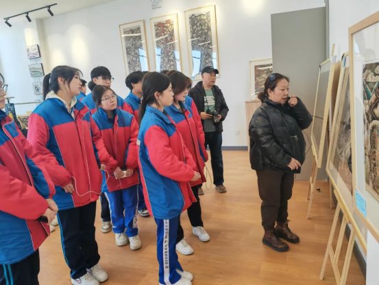 科左中旗文旅局組織學(xué)生參觀版畫展，推動文化藝術(shù)交流
